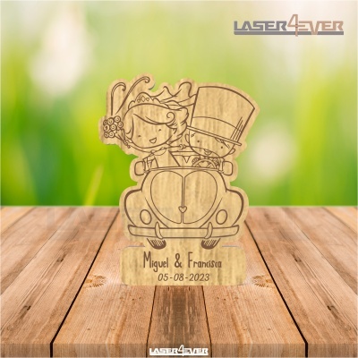 Escultura em madeira de casal num carro com nomes gravados