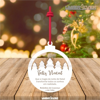 Ornamento branco de Natal com texto gravado pendurado com corda vermelha