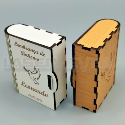 Caixa com nome e data personalizável para lembrança de Batismo ou Comunhão em Madeira.