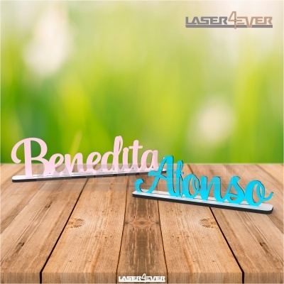 Decorações de mesa em madeira com nomes Benedita e Alonso em cores rosa e azul