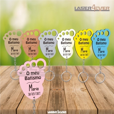 Porta-chaves coloridos em forma de pé humano com gravação personalizada sobre batismo