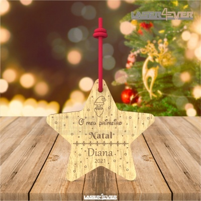 Enfeite de Natal estrela em madeira clara pendurado por cordão vermelho com texto gravado