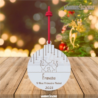 Ornamento de Natal redondo branco com gatos e texto gravado pendurado com cordão vermelho