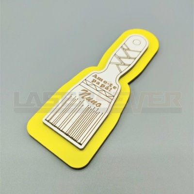 Adesivo amarelo em forma de trincha com texto gravado