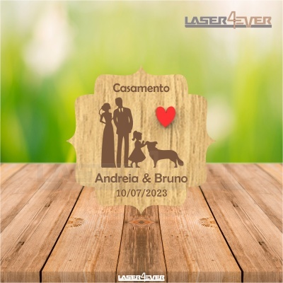 Placa decorativa de madeira com silhuetas de casal, criança, cão e texto de casamento