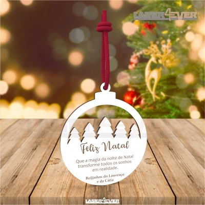 Ornamento de Natal branco redondo com texto em português e cordão vermelho pendurado