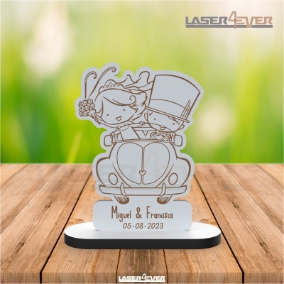 Display decorativo de acrílico com casal de casamento e data gravada