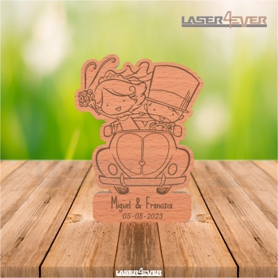 Escultura em madeira de casal num carro com texto gravado