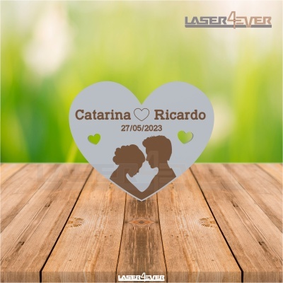 Placa decorativa de coração prateada com nomes, data e silhueta de casal
