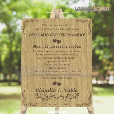 Placa de madeira gravada a laser com mensagem de agradecimento para convidados de casamento.