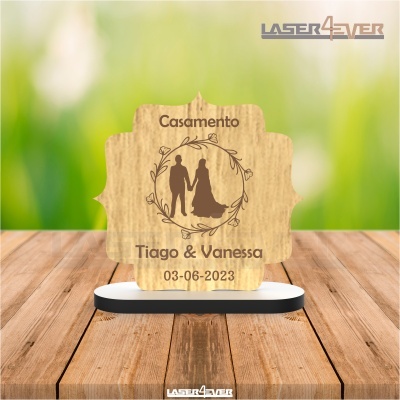 Placa decorativa de madeira gravada com motivos de casamento e nomes Tiago & Vanessa