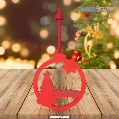 Enfeite de Natal vermelho com árvore e floco de neve e nome 'Rodrigo' pendurado