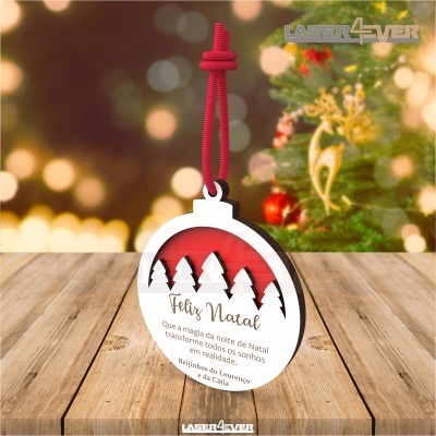 Enfeite de Natal redondo em madeira com texto e cordão vermelho pendurado