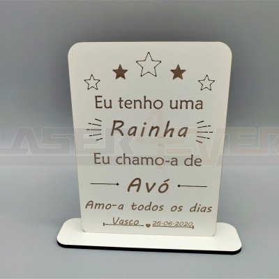Placa decorativa branca com texto em castanho e preto dedicada à avó, com estrelas e assinatura Vasco