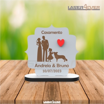 Placa decorativa de casamento com silhueta de casal, criança e cão, texto e coração vermelho