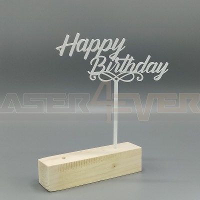 Decoração de aniversário com base de madeira e texto 'Happy Birthday' em acrílico branco