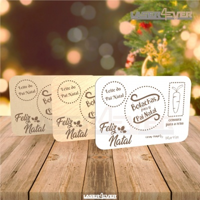 etiquetas de papel para biscoitos e leite do Pai Natal com texto em português em fundo de madeira e decoração natalícia