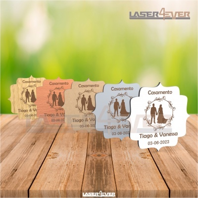 Placas decorativas de casamento com nomes e data sobre mesa de madeira