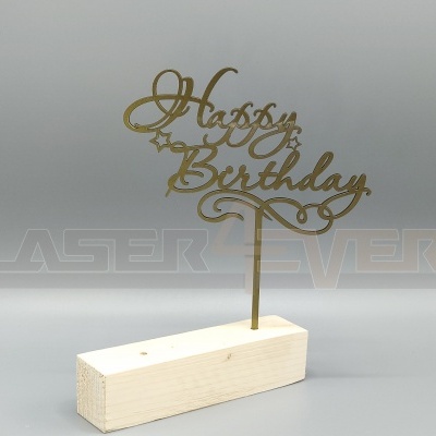 Topo de bolo dourado com texto 'Happy Birthday' em suporte de madeira