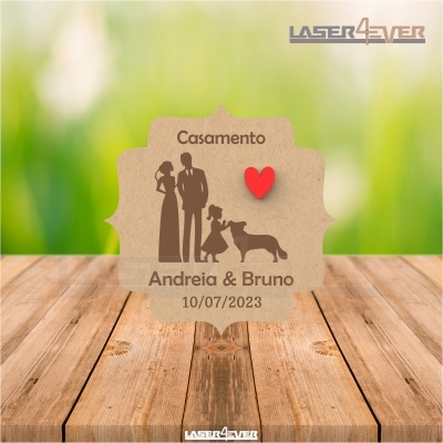 Convite de casamento gravado a laser com família e coração vermelho