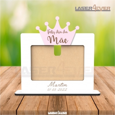 Moldura branca com coroa rosa e texto Feliz dia da Mãe, com nome Martim e data 01-05-2022.