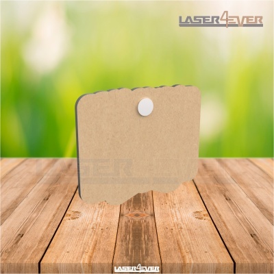Etiqueta de cartão com bordas onduladas e orifício circular numa superfície de madeira