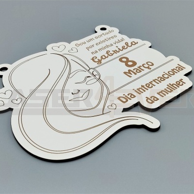 Placa Dia Internacional da Mulher em madeira com nome personalizável.
