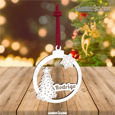 Ornamento de Natal de madeira com nome 'Rodrigo' suspenso por fita vermelha