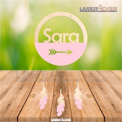 Produto decorativo de madeira com nome Sara e penas cor de rosa penduradas