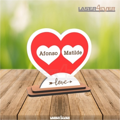 Decoração de coração vermelho personalizado com nomes Afonso e Matilde em suporte de madeira