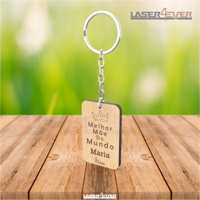 Chaveiro de madeira com gravação para mãe sobre superfície de madeira