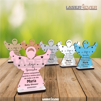 Peças decorativas em forma de anjos coloridos com texto gravado para baby shower