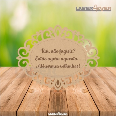 Placa decorativa em madeira com texto gravado a laser