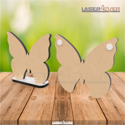 Suportes decorativos de madeira em forma de borboleta sobre mesa de madeira