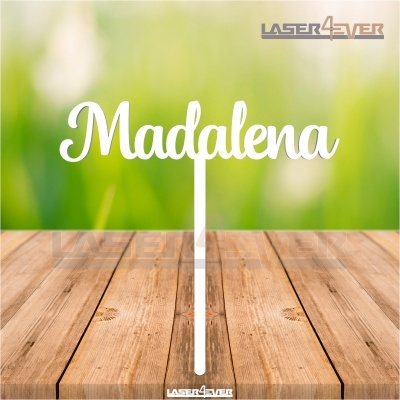 Topo de bolo branco com o nome Madalena em letras cursivas sobre mesa de madeira