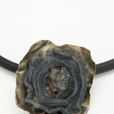 Colar com pendente geodo cinza e corda preta