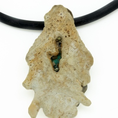 Pendente irregular poroso bege em colar de cordão preto