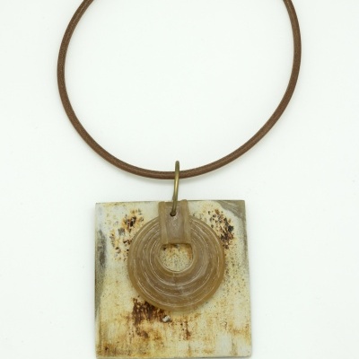 colar com pendente quadrado manchado e anel circular translúcido