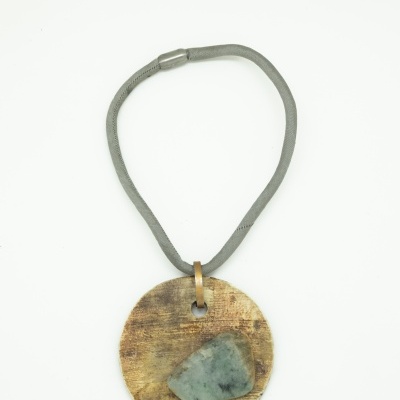 Colar com pendente redondo metálico e pedra verde