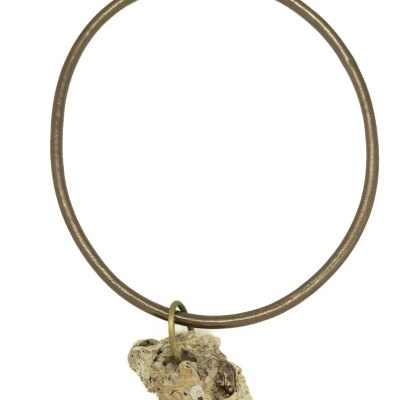 Colar com fio bronze e pendente de pedra irregulares