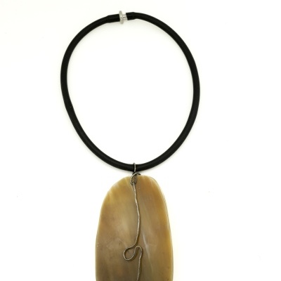 Colar com cordão preto e pendente oval castanho com fio metálico prateado