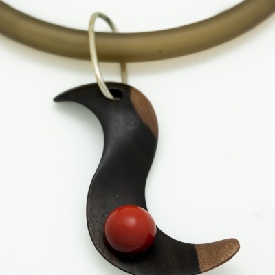 Colar com pendente curvo em madeira escura com esfera vermelha