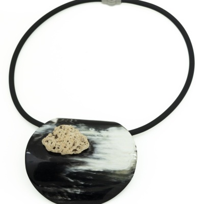 Colar com pendente redondo preto e branco com coral bege