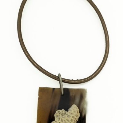 Colar com pendente quadrado castanho e preto com textura irregular