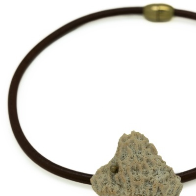 Colar com pendente de pedra bege texturada e cordão castanho