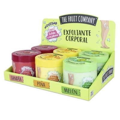 Expositor com esfoliantes corporais The Fruit Company em três cores: vermelho, amarelo e verde.