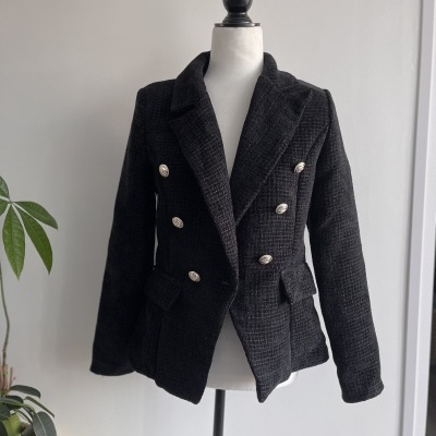 Blazer preto texturizado com botões prateados em manequim