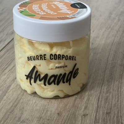 Frasco de creme corporal amarelo com rótulo â€œBeurre Corporel Parfum Amandeâ€
