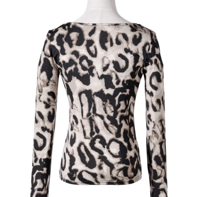 Pull à manches longues motif animalier noir et beige vu de dos