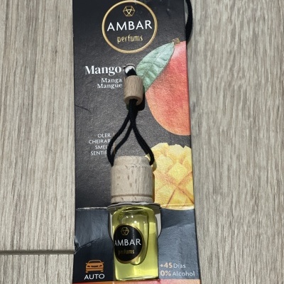 Parfum d'ambiance AMBAR parfums mangue avec flacon en verre et bouchon en bois sur emballage noir avec images de mangue